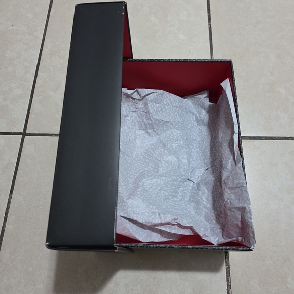 Empty Shoe Box - Picture 6 of 7